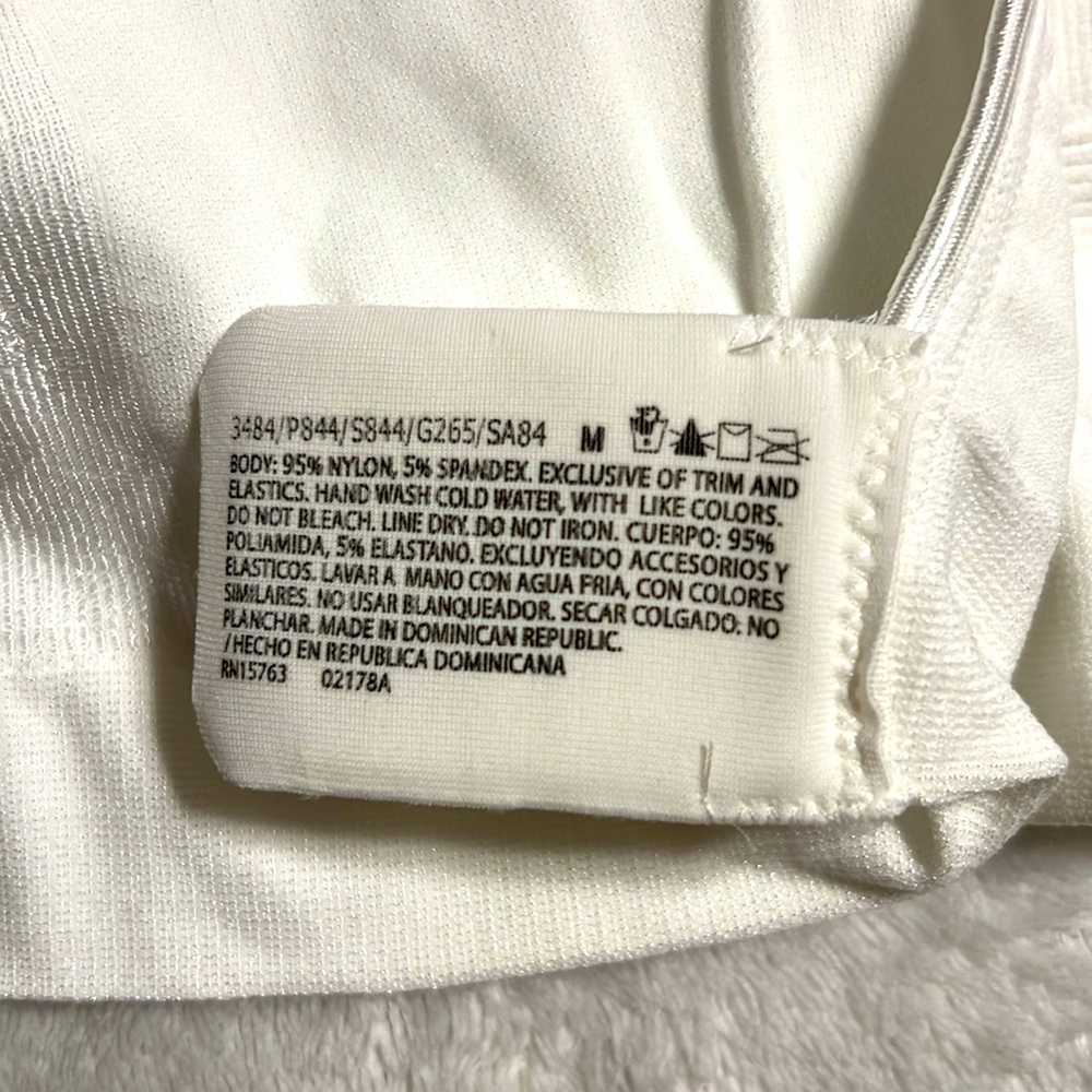 White Everyday Tshirt Bra. Size M. 95% Nylon, 5% Spandex. Very Stretchable. NWOT - Picture 7 of 7